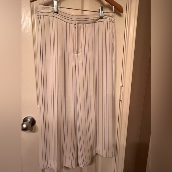 NWT Banana Republic cropped wide leg white pants w/ navy pinstripes, size 6P - Picture 2 of 8